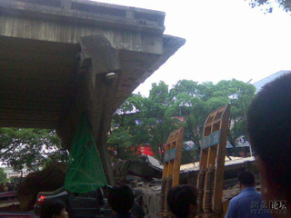 Illustration for article titled Chinese Bridge Collapse Kills Nine, Incites Local Outrage